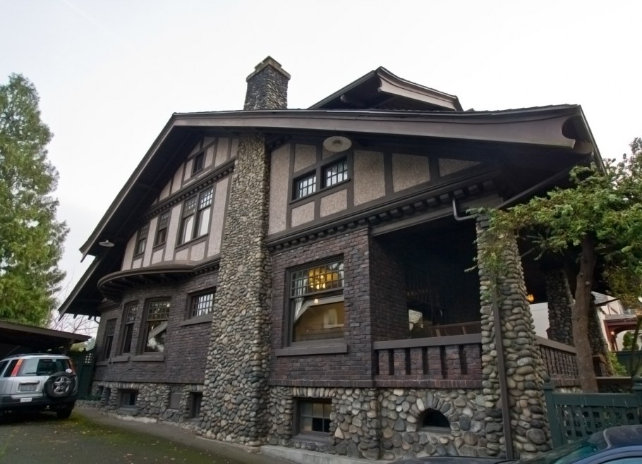 Нестандартное остекление в архитектуре загородного дома из бревна