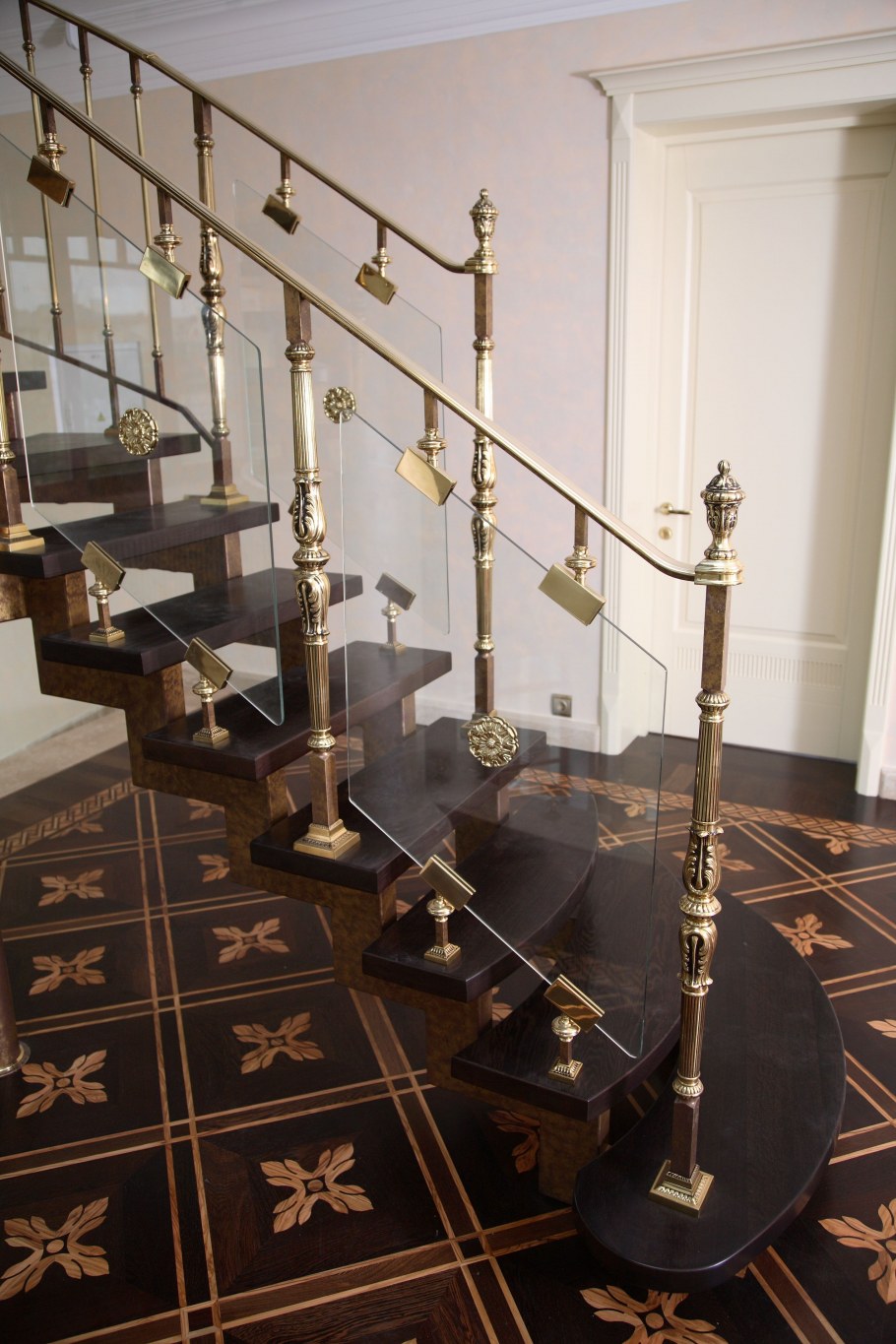 Латунные вставки на ступенях