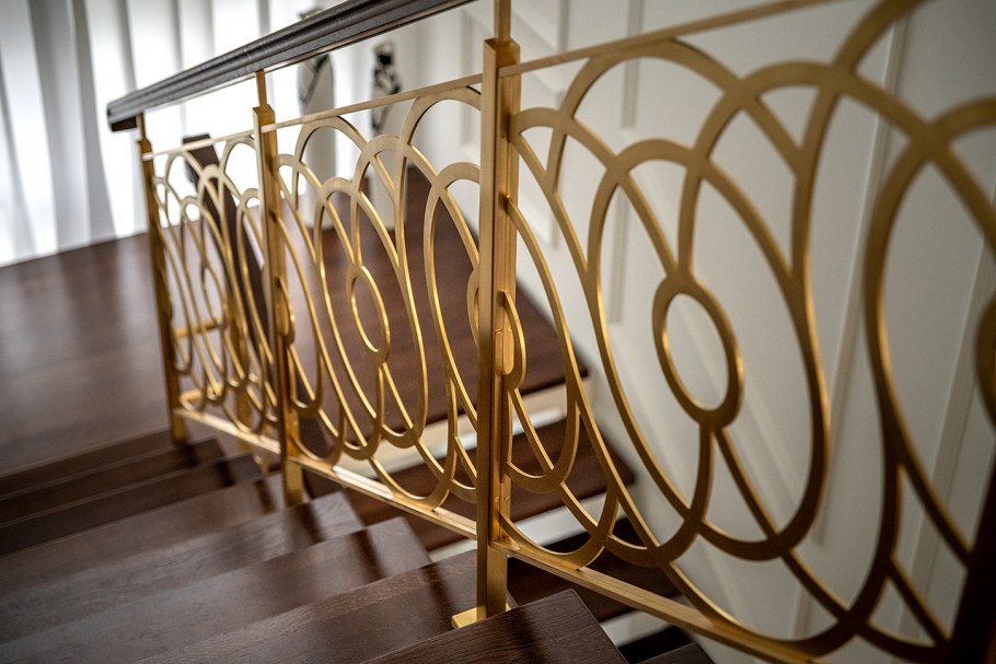 Перила из латуни для лестниц