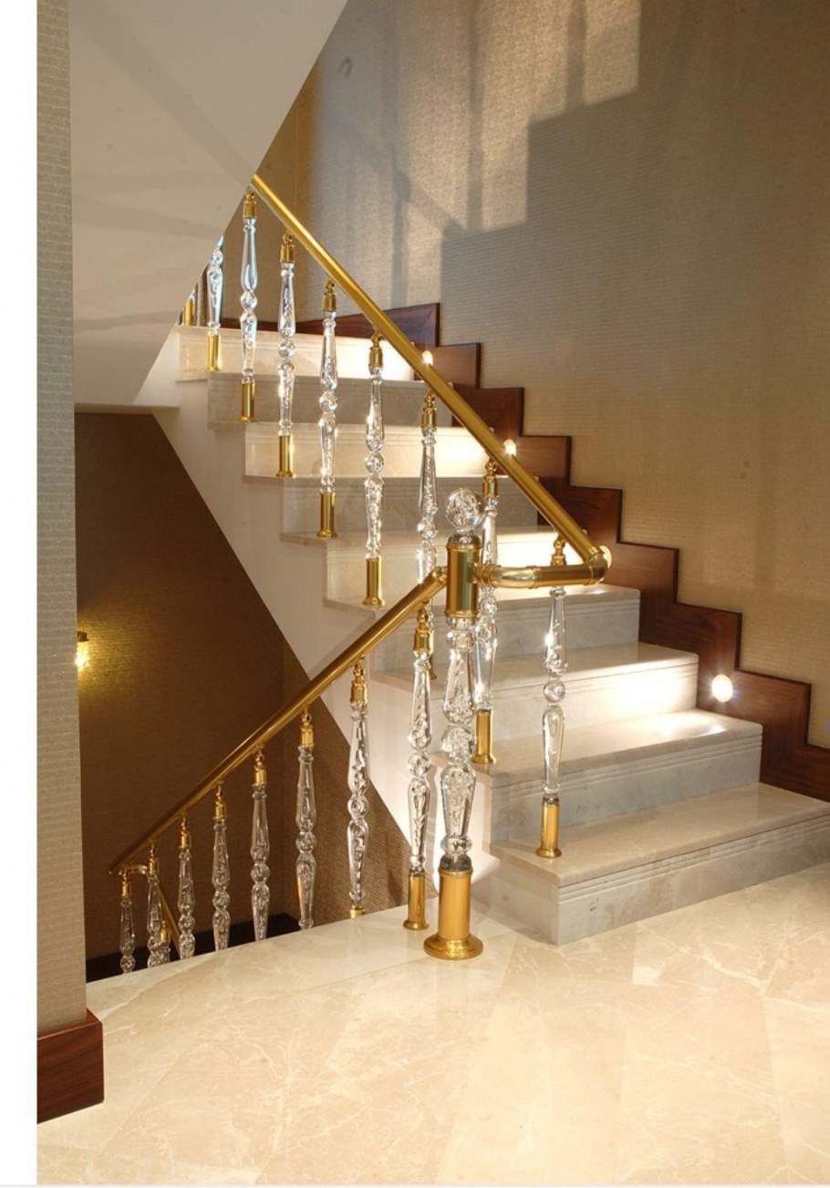 Перила для лестницы в таунхаусе