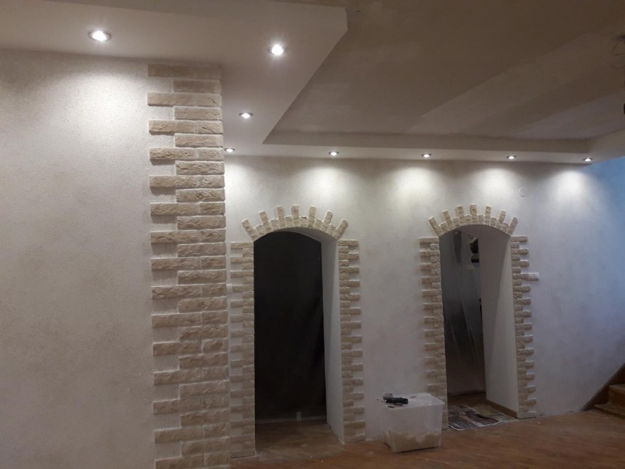 Арка из обоев под кирпич