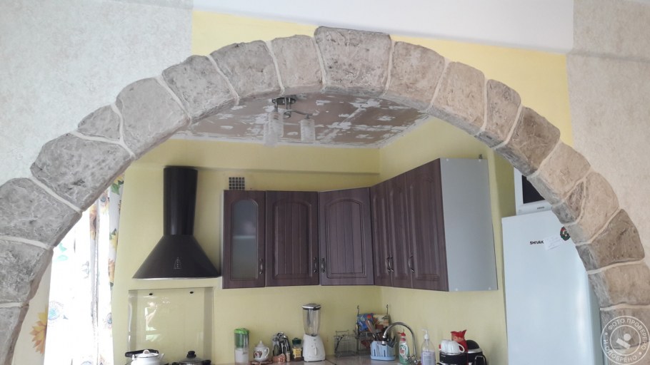 Декоративная арка на стене