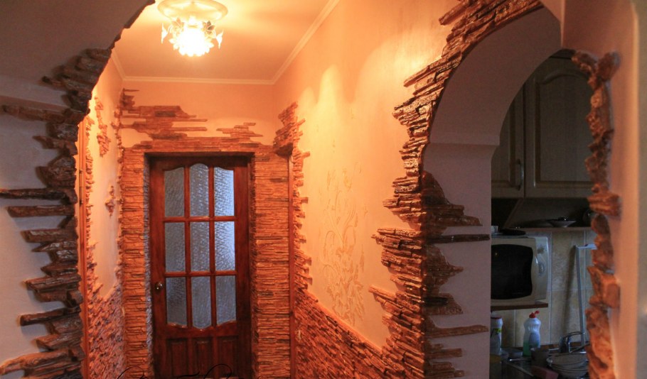 Камень из гипса в интерьере