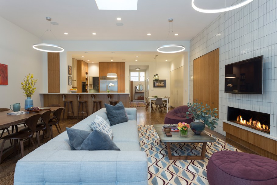 Таунхаус интерьер зала с кухней