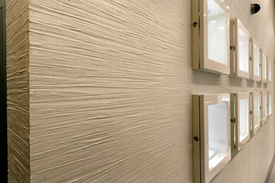 Фактурная штукатурка короед в коридоре