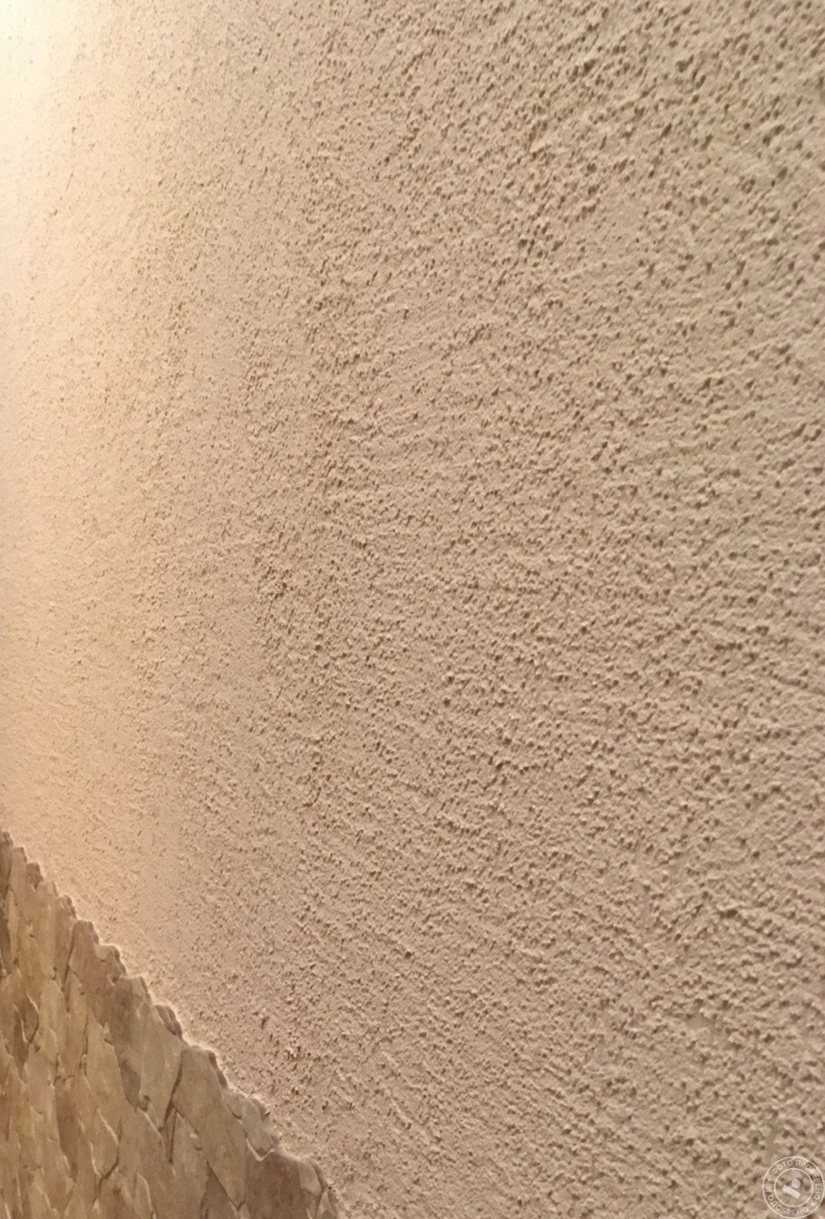 Цветная штукатурка для стен в квартире