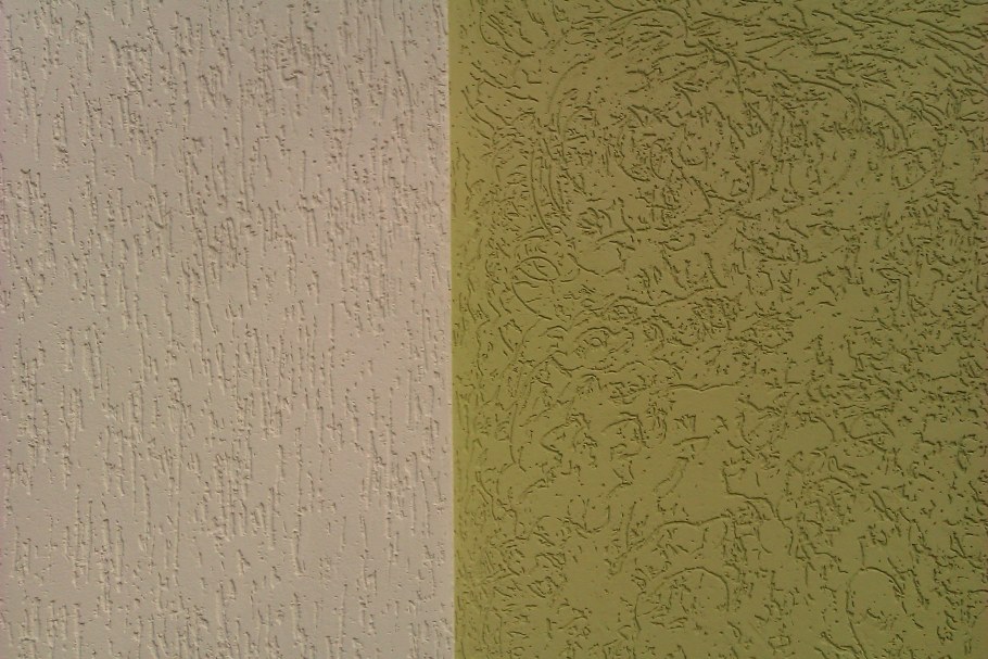 Комбинирование обоев и декоративной штукатурки