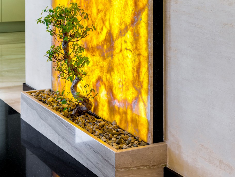 Стена из оникса с подсветкой