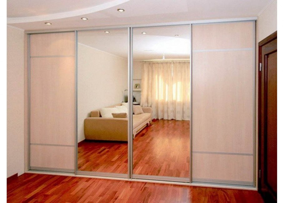 Зеркальный шкаф в спальне