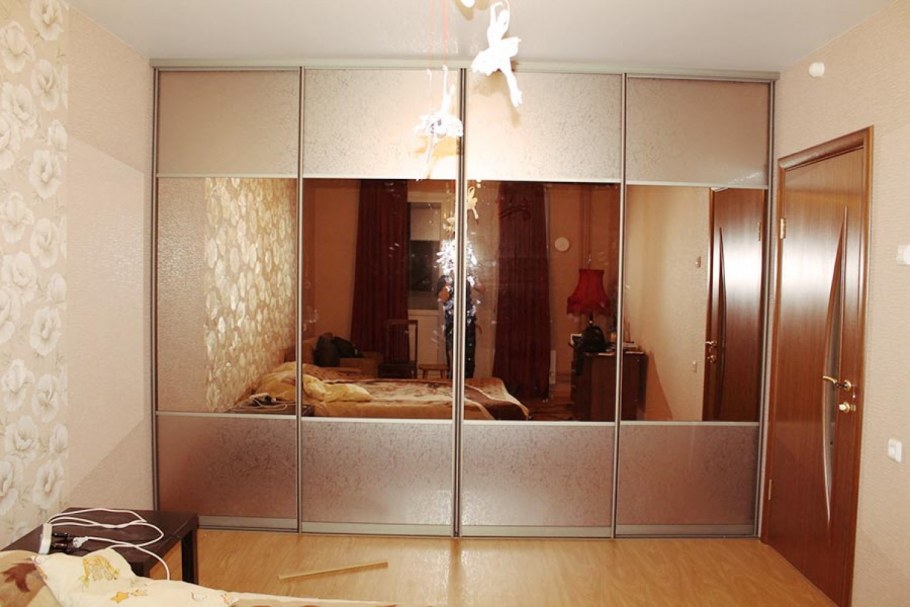 Шкаф в прихожую с распашными дверями