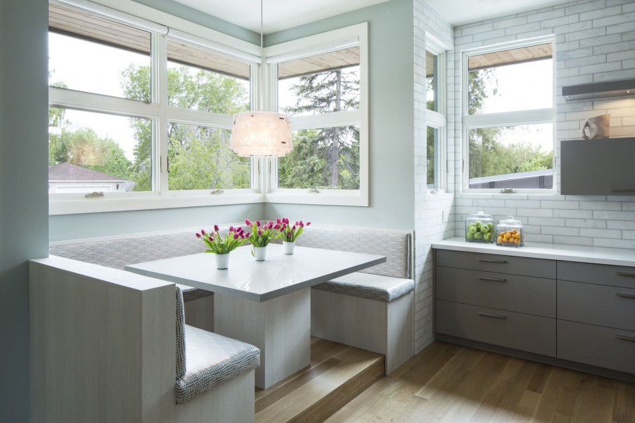 Обеденный стол подоконник