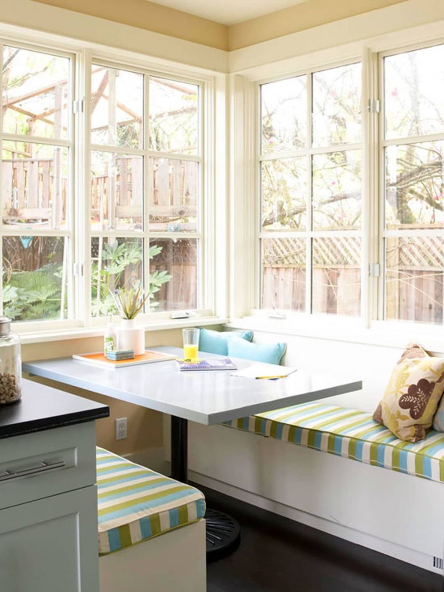 Кухонные шкафы у окна