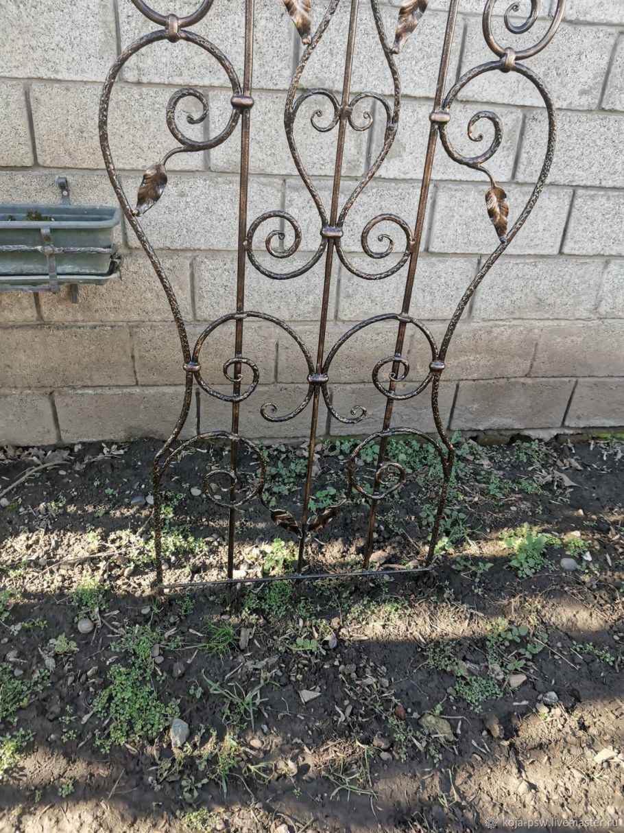 Цветочник из арматуры высокий