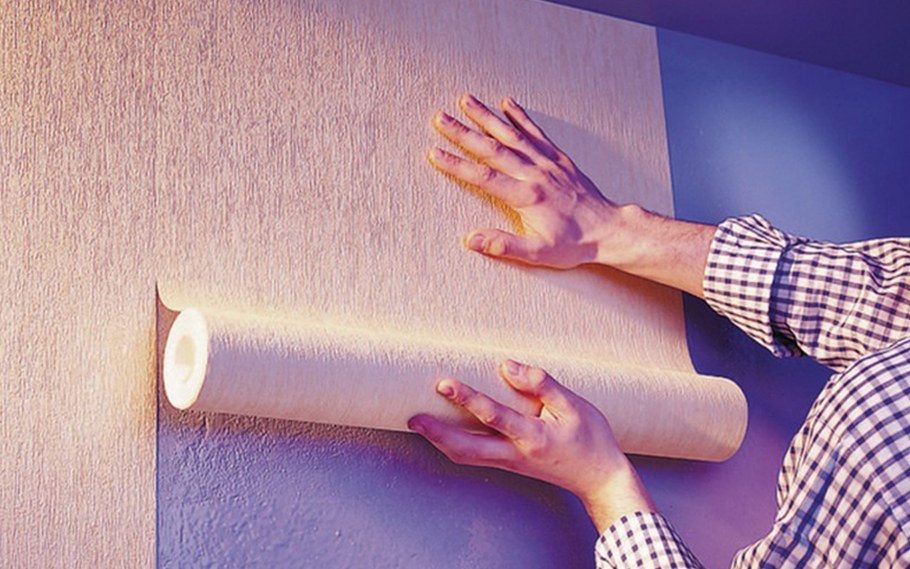 Наклеивание обоев на стены