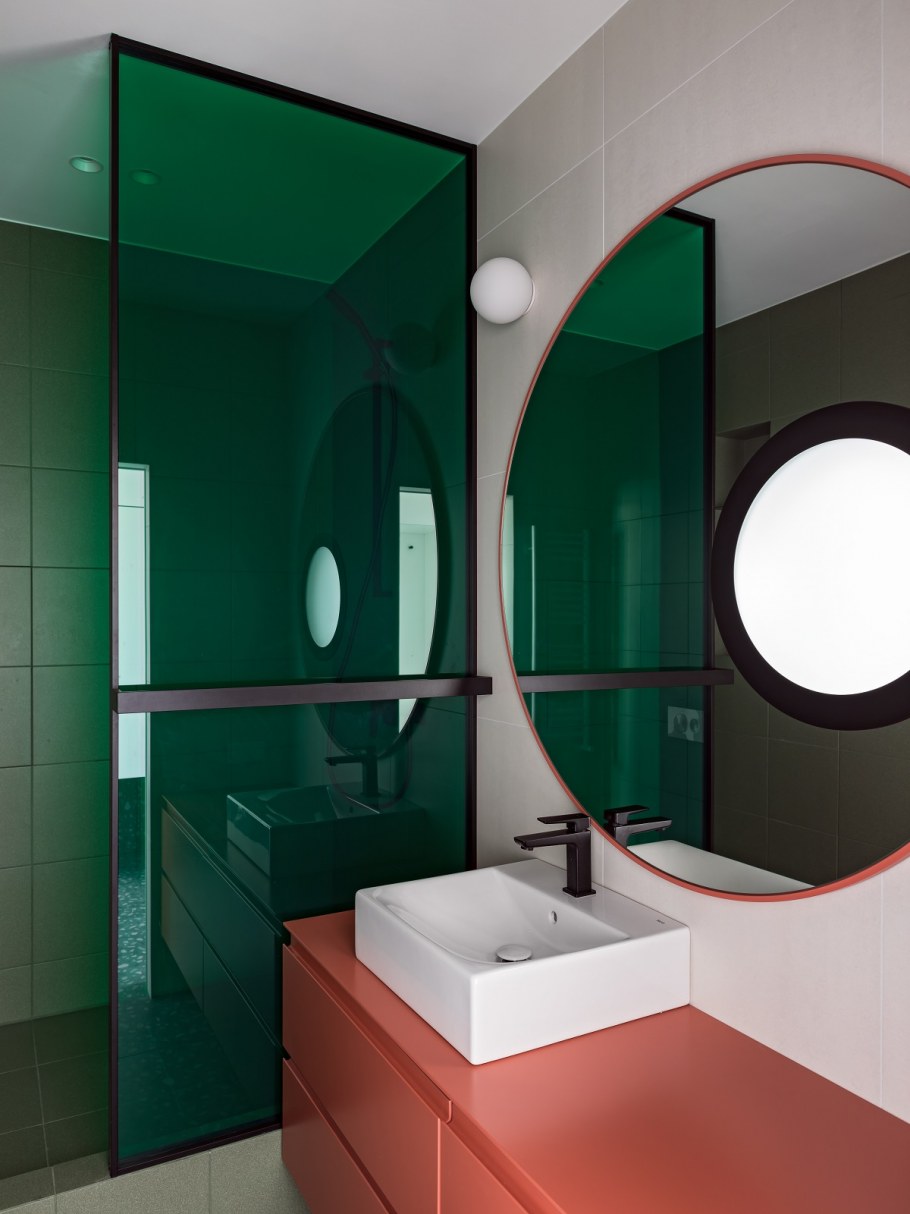 Ванна и раковина в компактной комнате