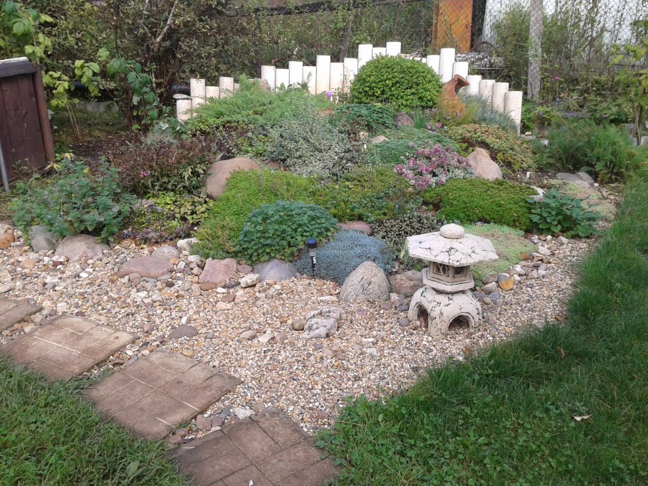 Сухой ручей в саду рокарий