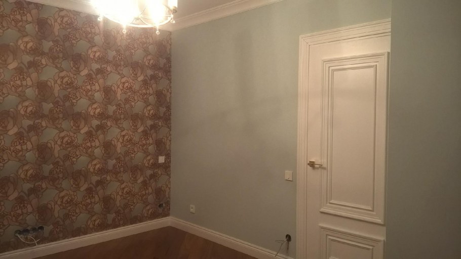 Комбинирование обоев и декоративной штукатурки