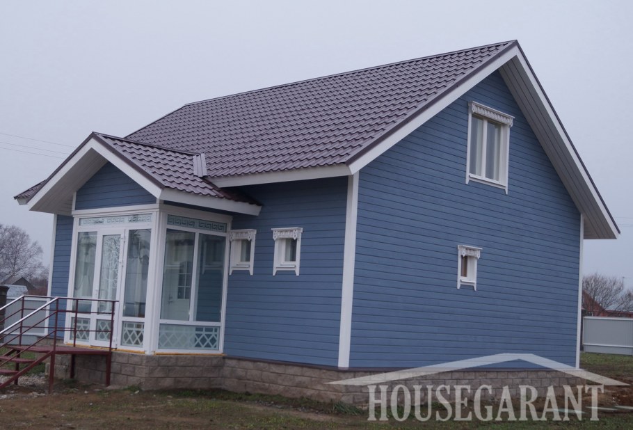 Синий дом с верандой