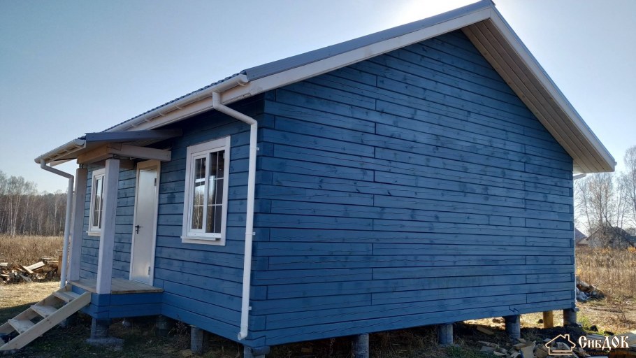 Дом из бревна голубого цвета