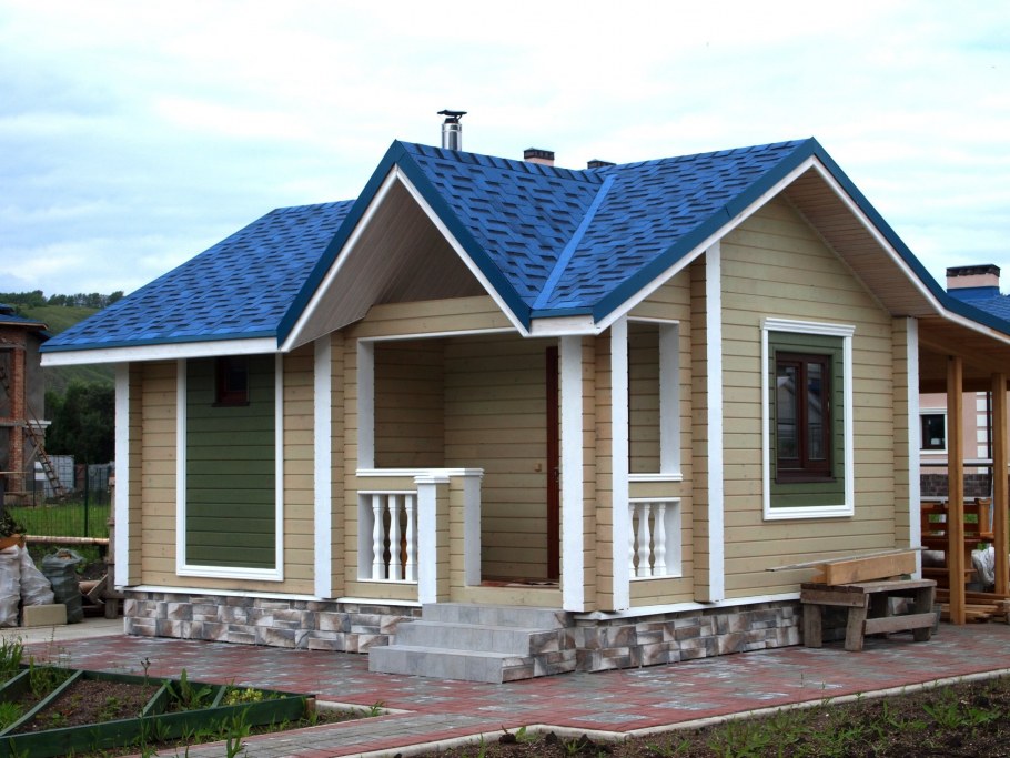 Дом с синей крышей