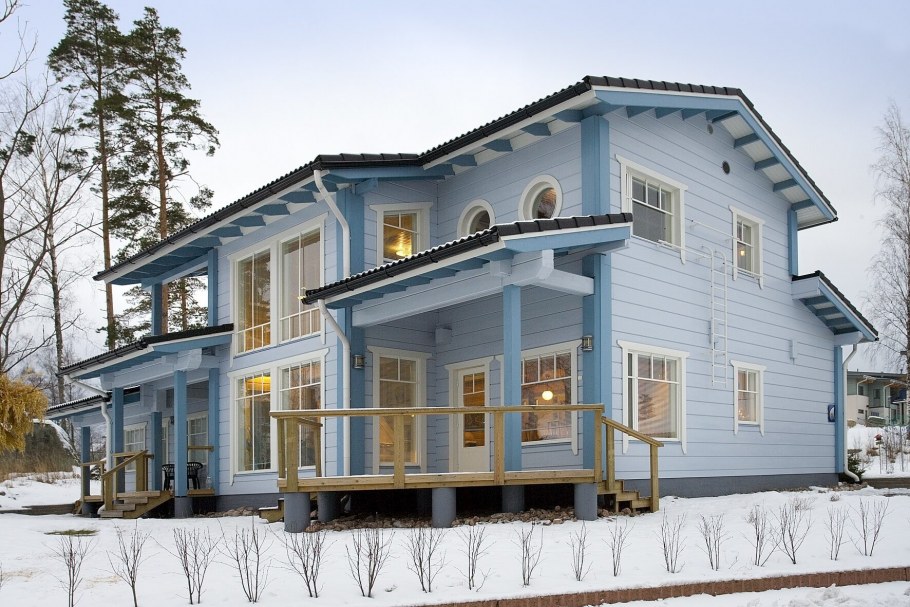 Синий бревенчатый дом