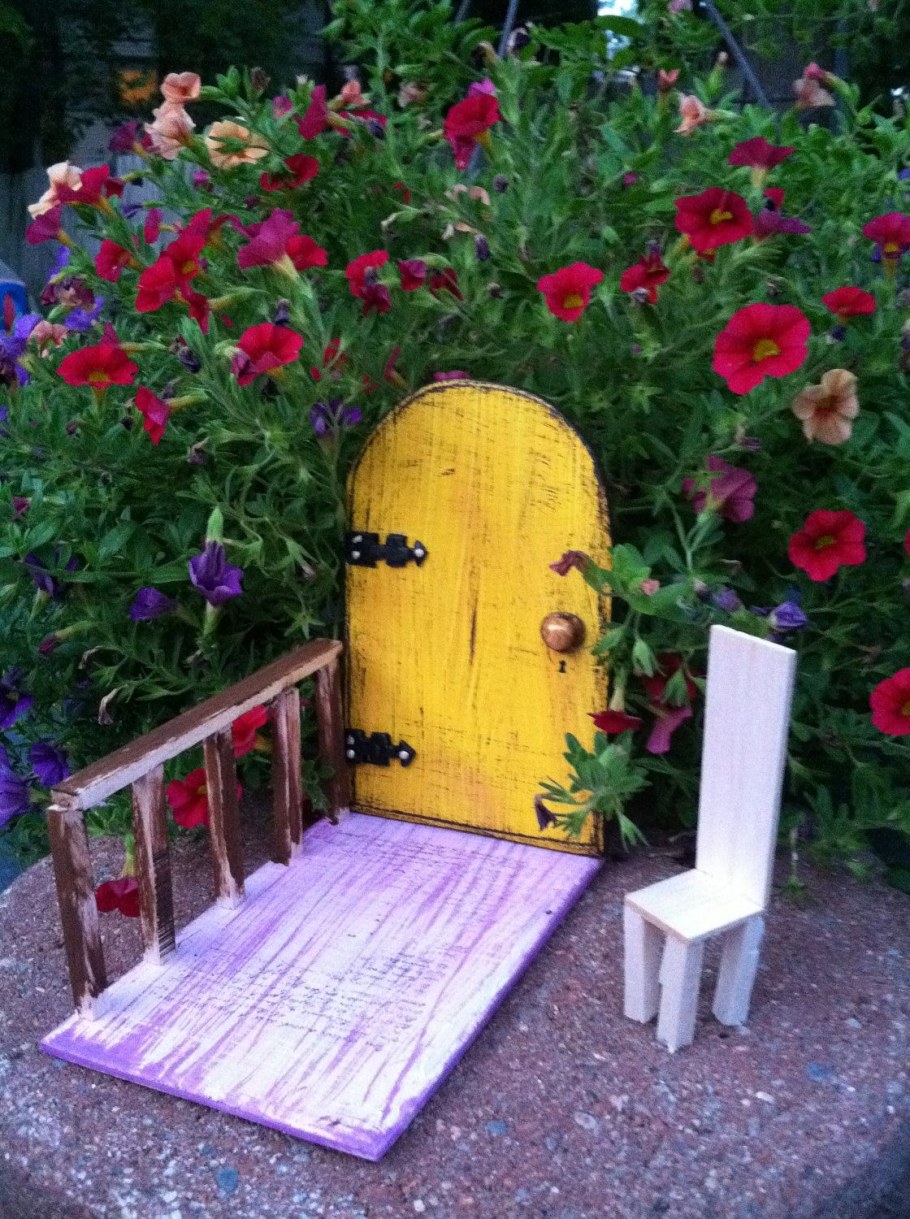 Смешные декорации в саду на участке садовом