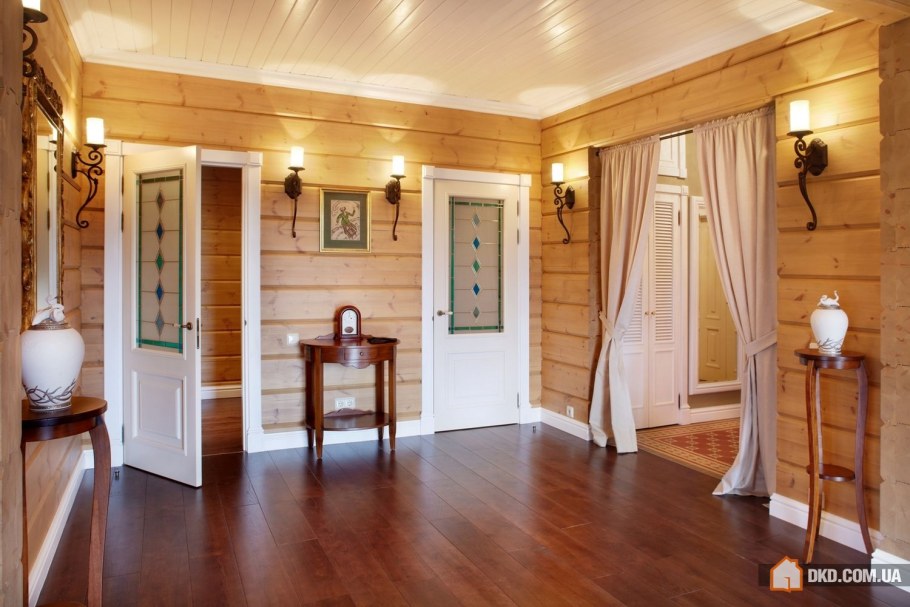 Интерьер прихожей в доме из клееного бруса
