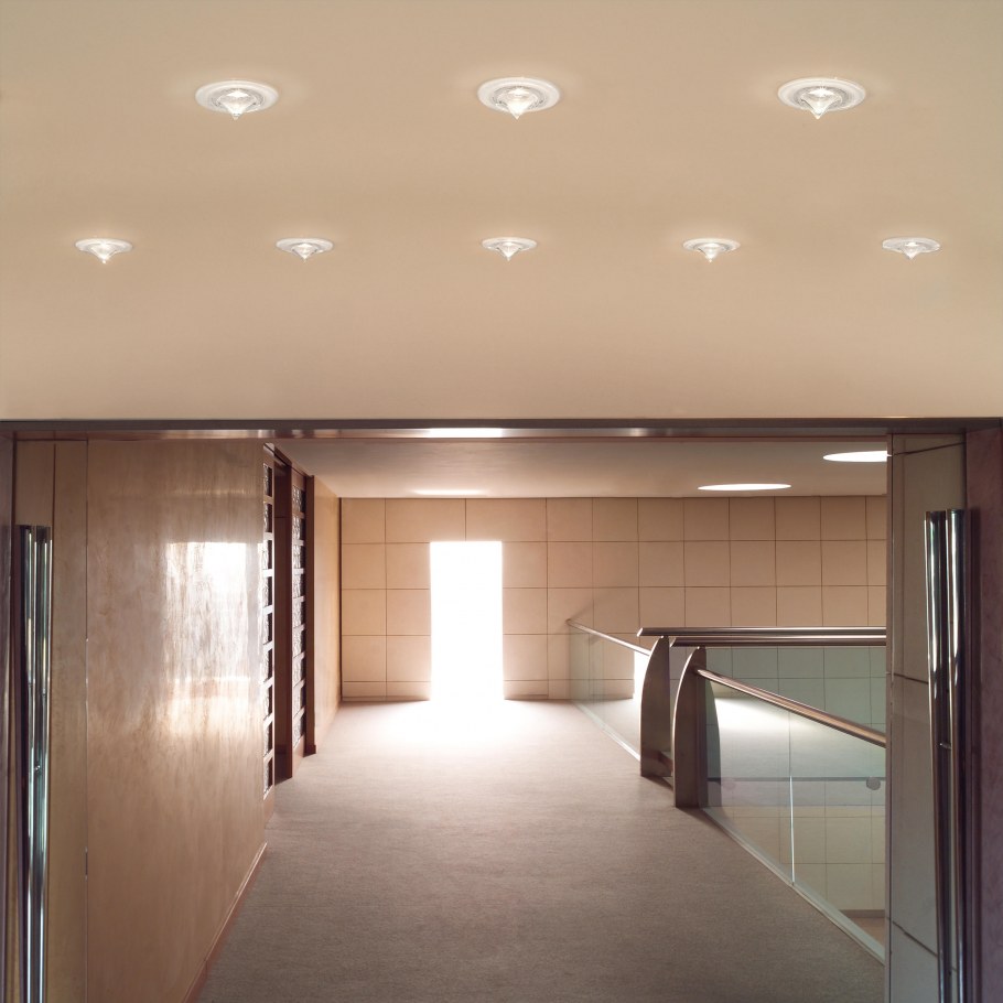 Споты в комнате