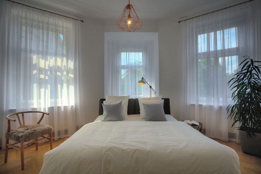 Спальня с 2 окнами