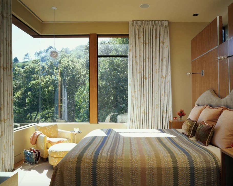 Спальня с 2 окнами