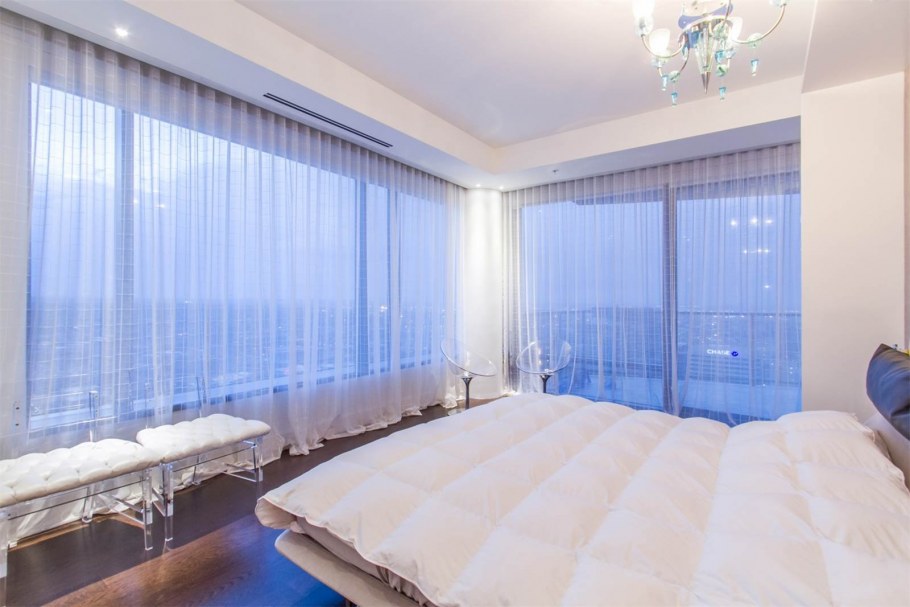 Спальня с двумя окнами