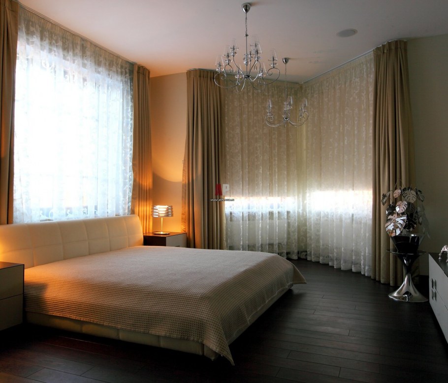 Спальня с окном в углу