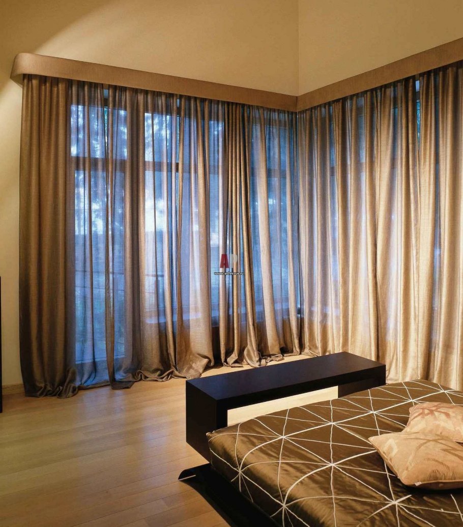 Спальня с панорамными окнами в квартире