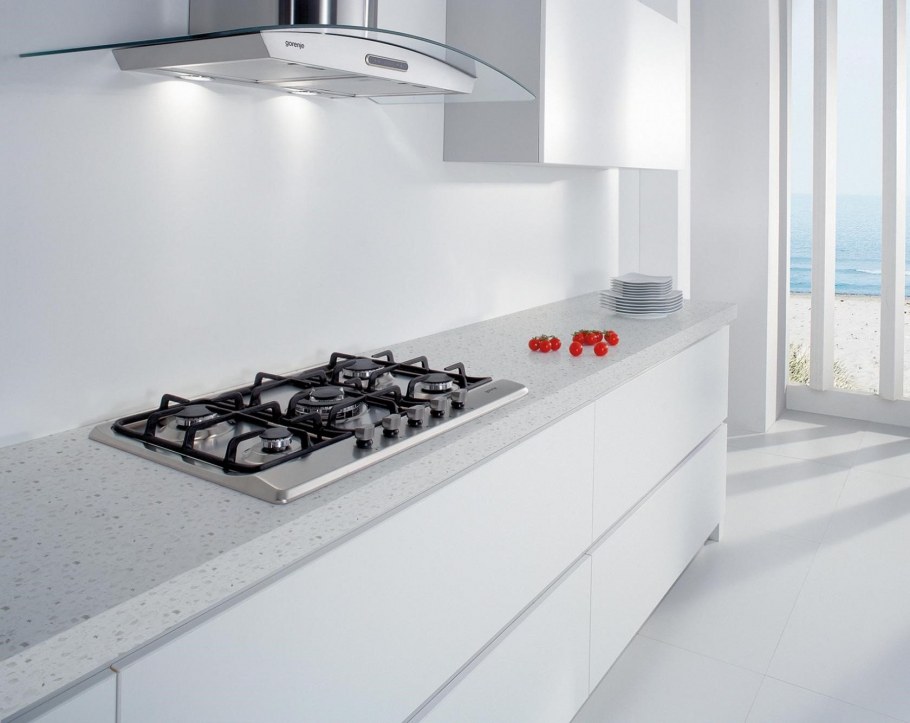 Белая пластиковая кухня с деревянной столешницей