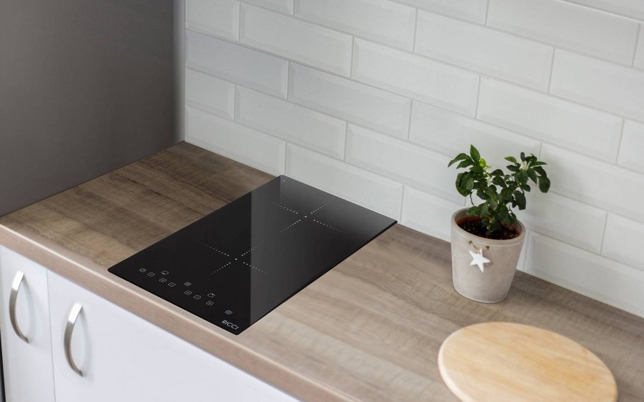 Белая встраиваемая техника в интерьере кухни