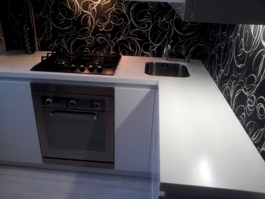 Белая варочная панель на черной столешнице