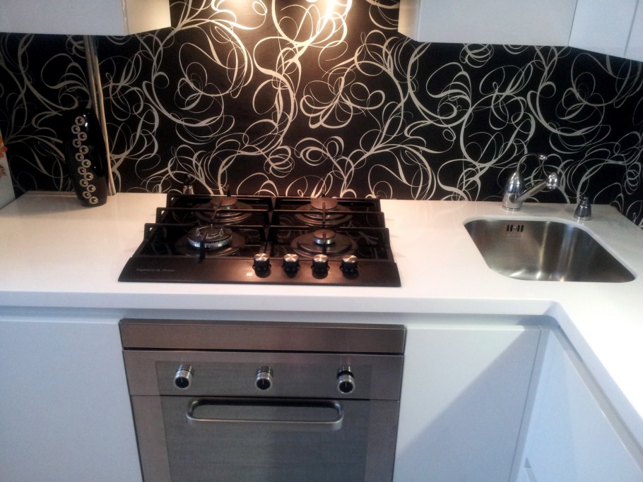 Белая кухня черная варочная панель и духовой шкаф