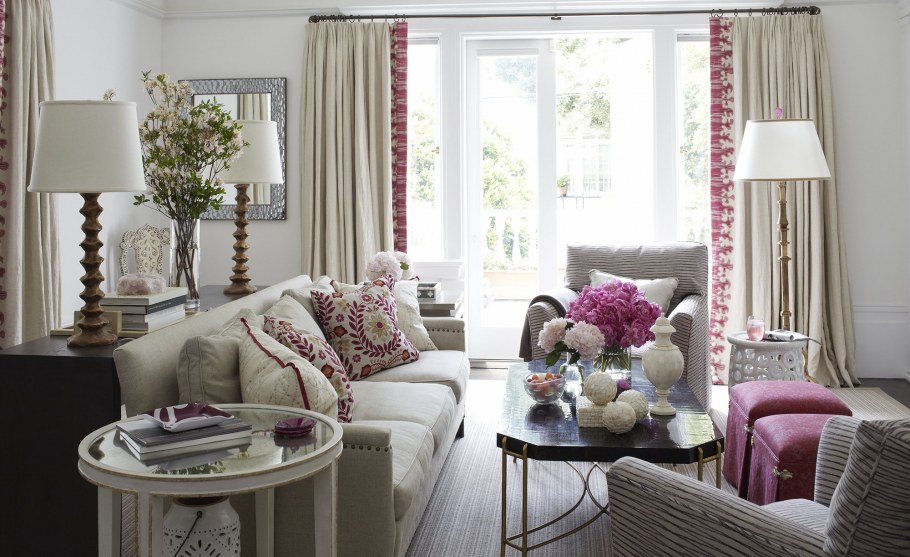 Интерьер бежевой гостиной с яркими шторами