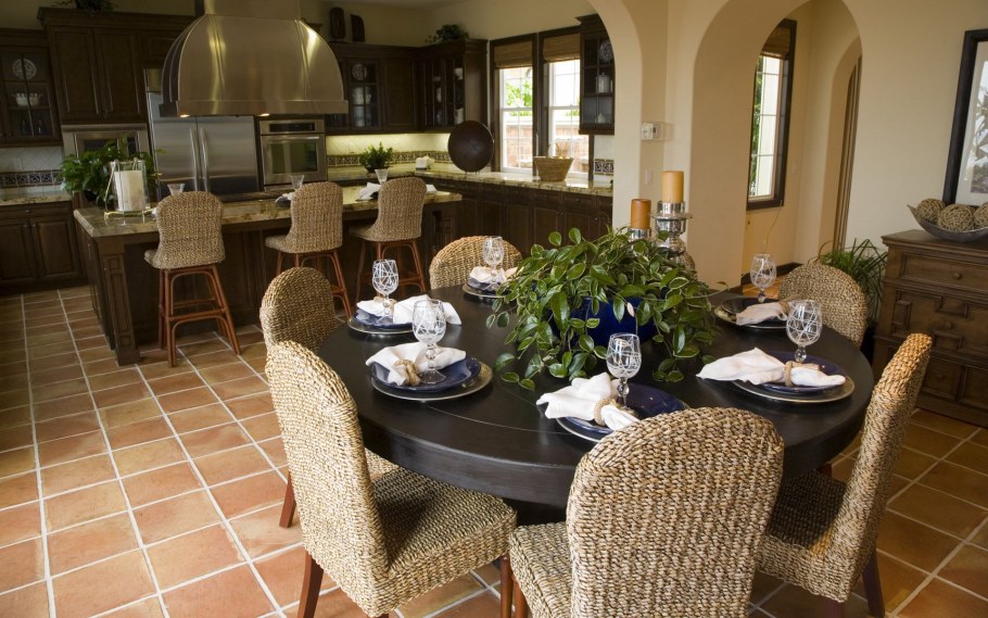 Интерьер ресторана с плетеной мебелью