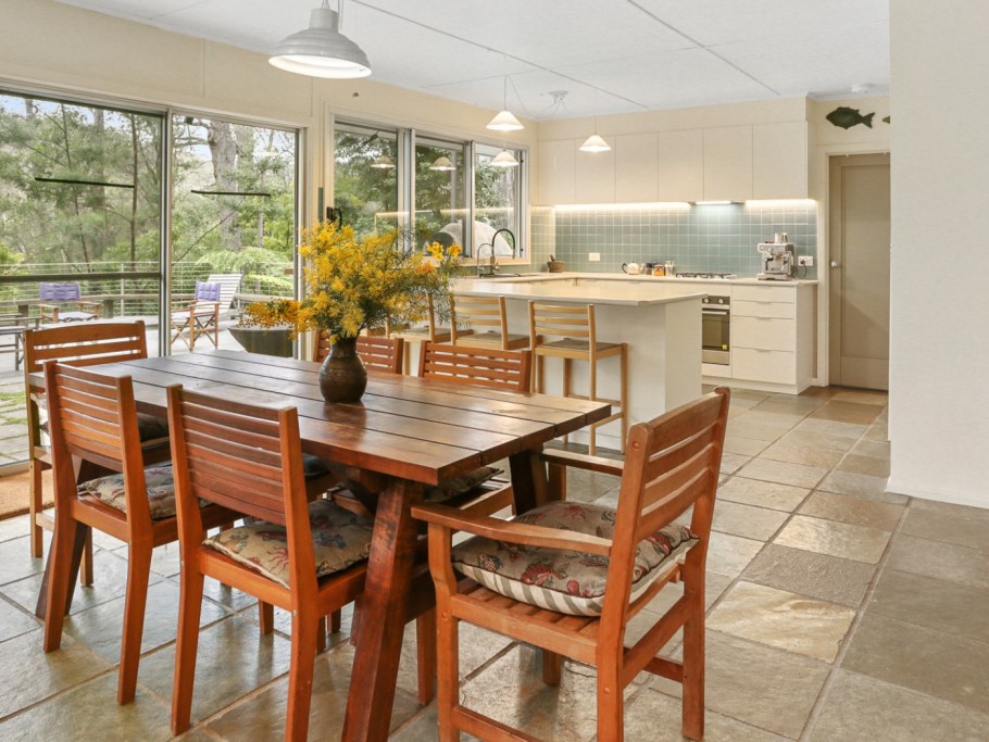 Длинная кухня со столовой