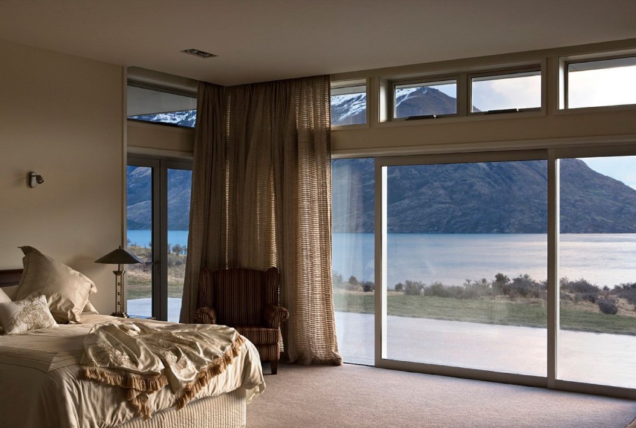 Комната с большими окнами