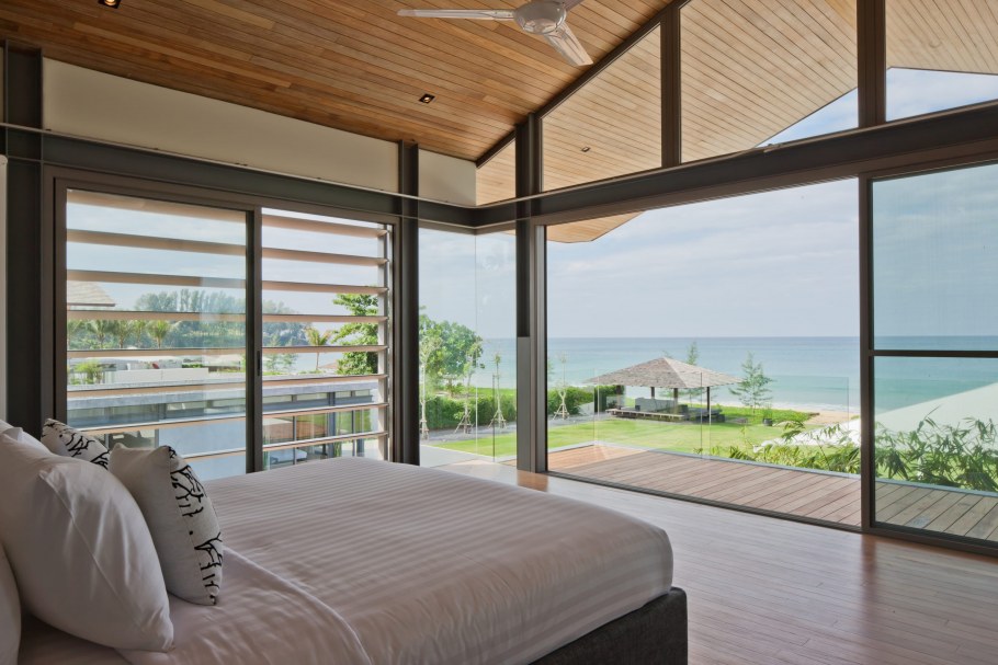 Спальня с большими панорамными окнами