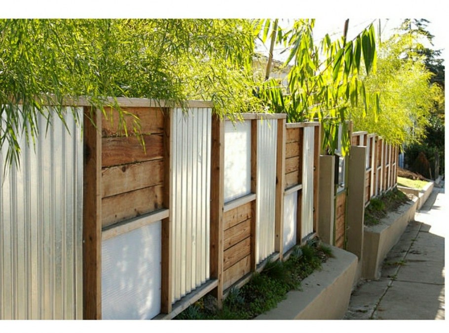 Забор в саду бюджетный