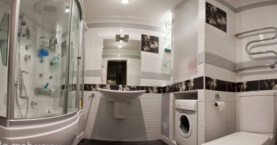 Ванная комната с душевой кабиной и ванной и унитазом