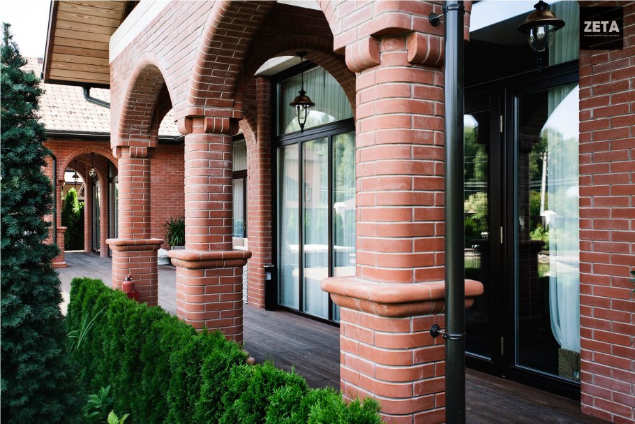 Кирпичный дом с колоннами