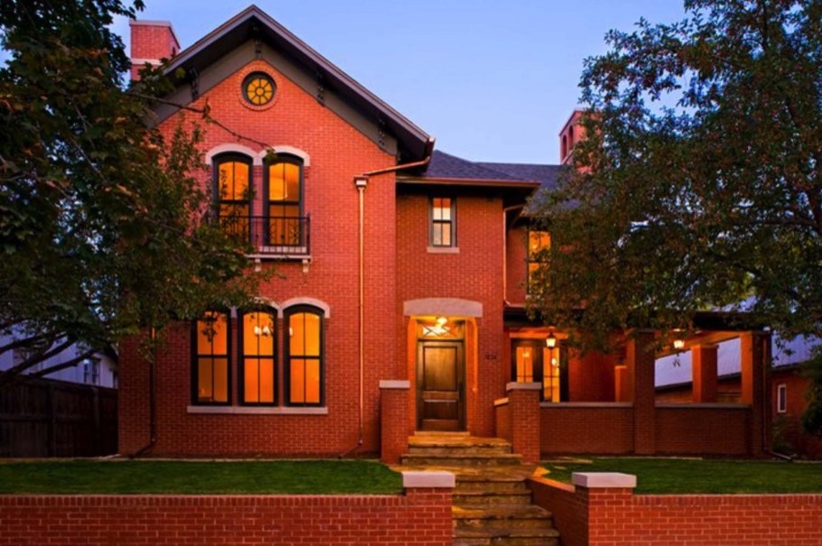 Красивый дом из красного кирпича