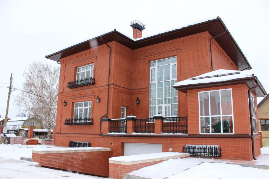 Фасад из красного кирпича
