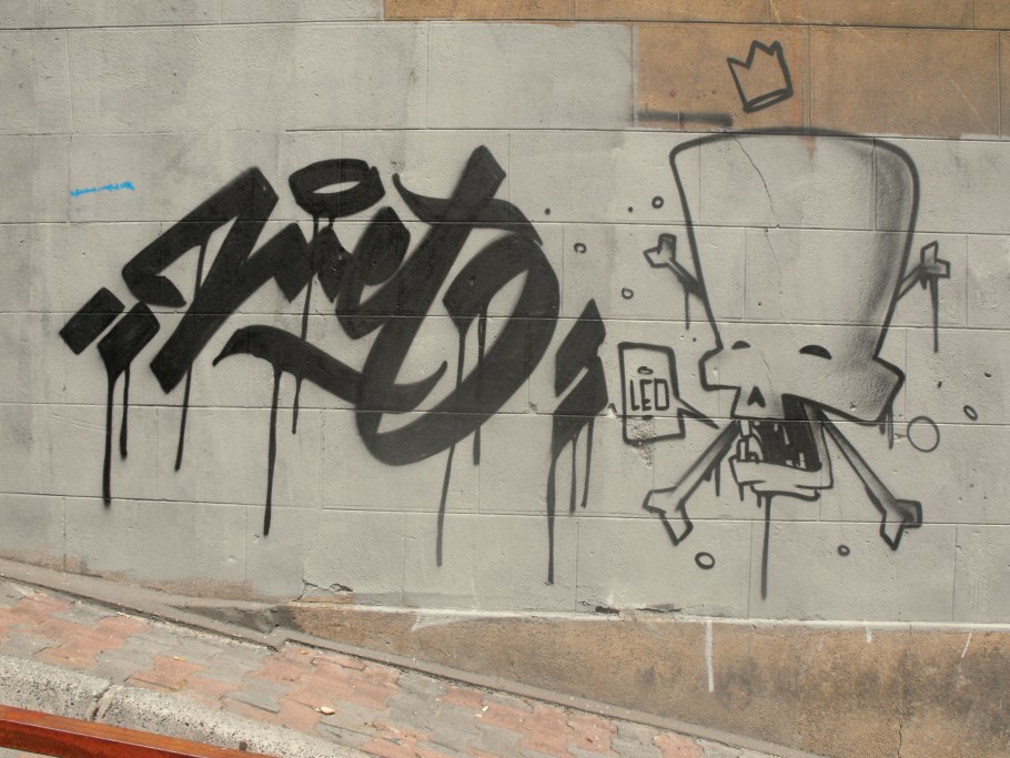 Надписи на стенах граффити