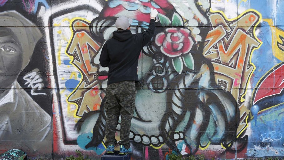 Граффити человек с баллончиком