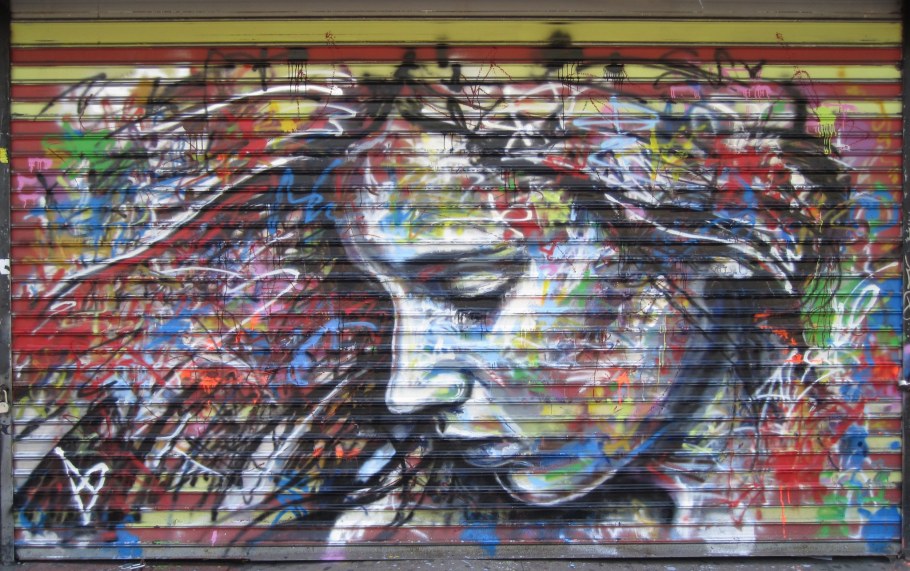 Портрет баллончиками на стене